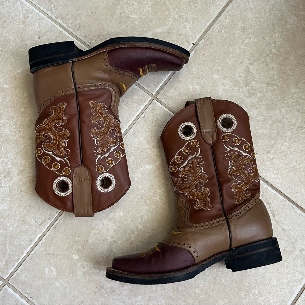 💌 brown leather cowgirl boots with stitched design